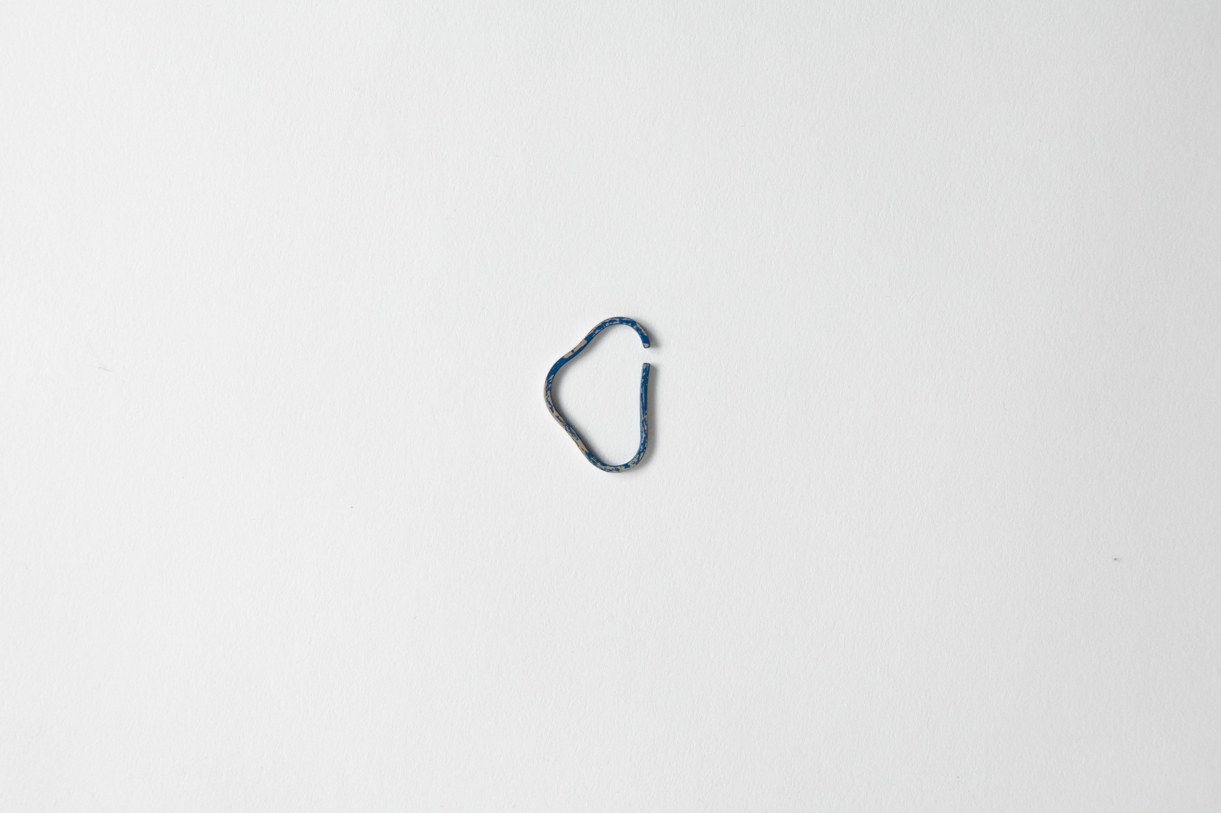 お山 イヤーカフ 薄藍研ぎ出し