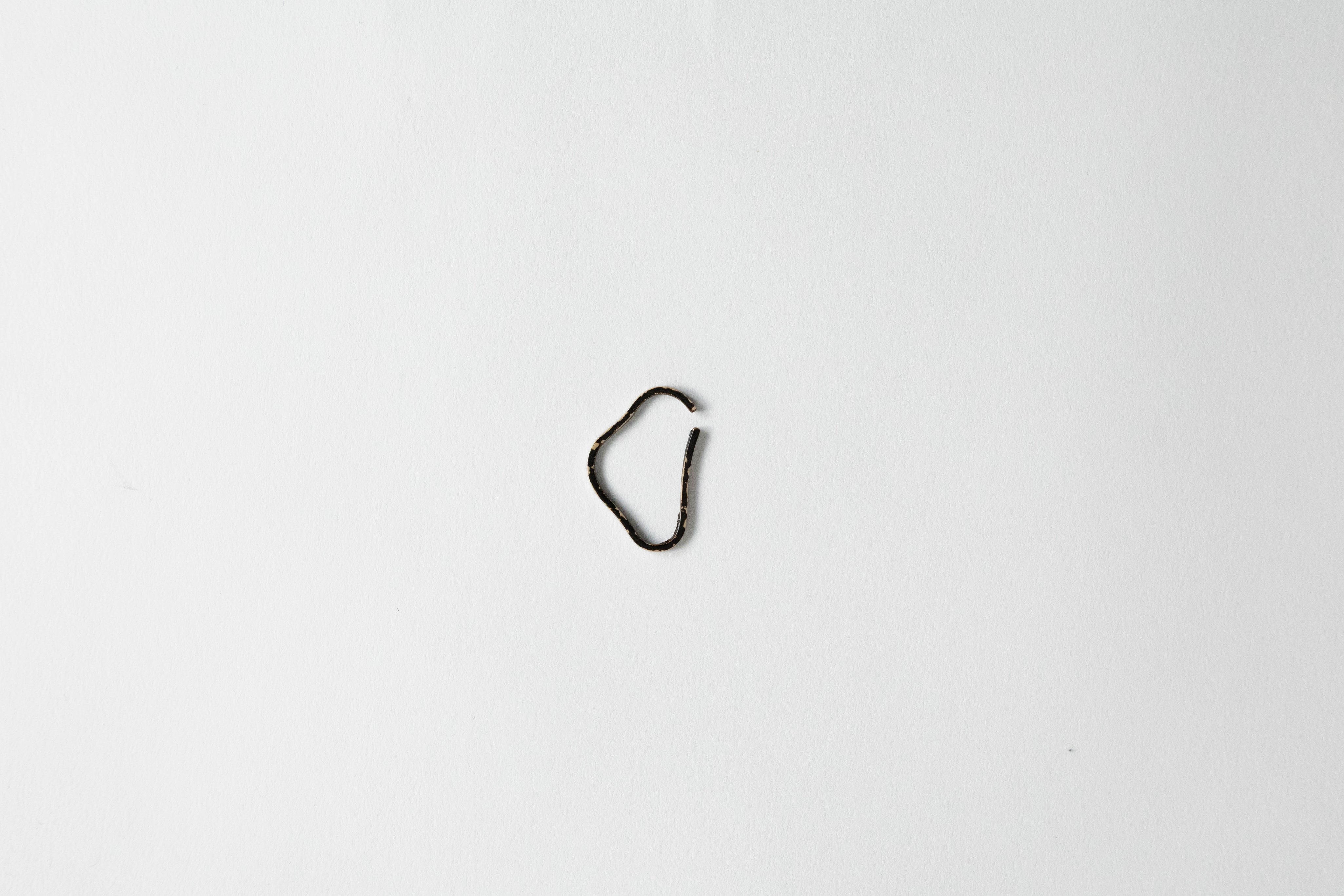 お山 イヤーカフ 黒研ぎ出し