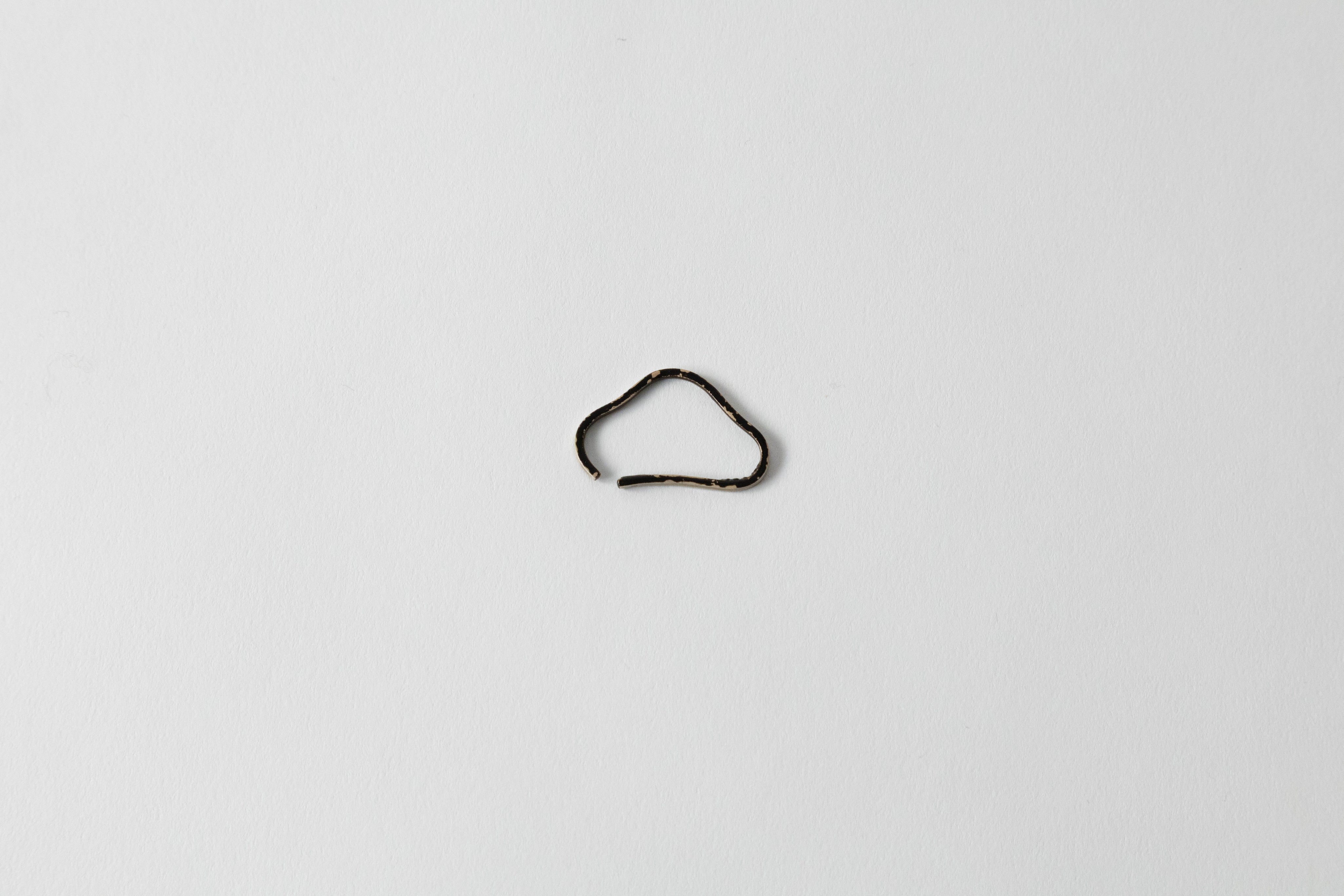 お山 イヤーカフ 黒研ぎ出し