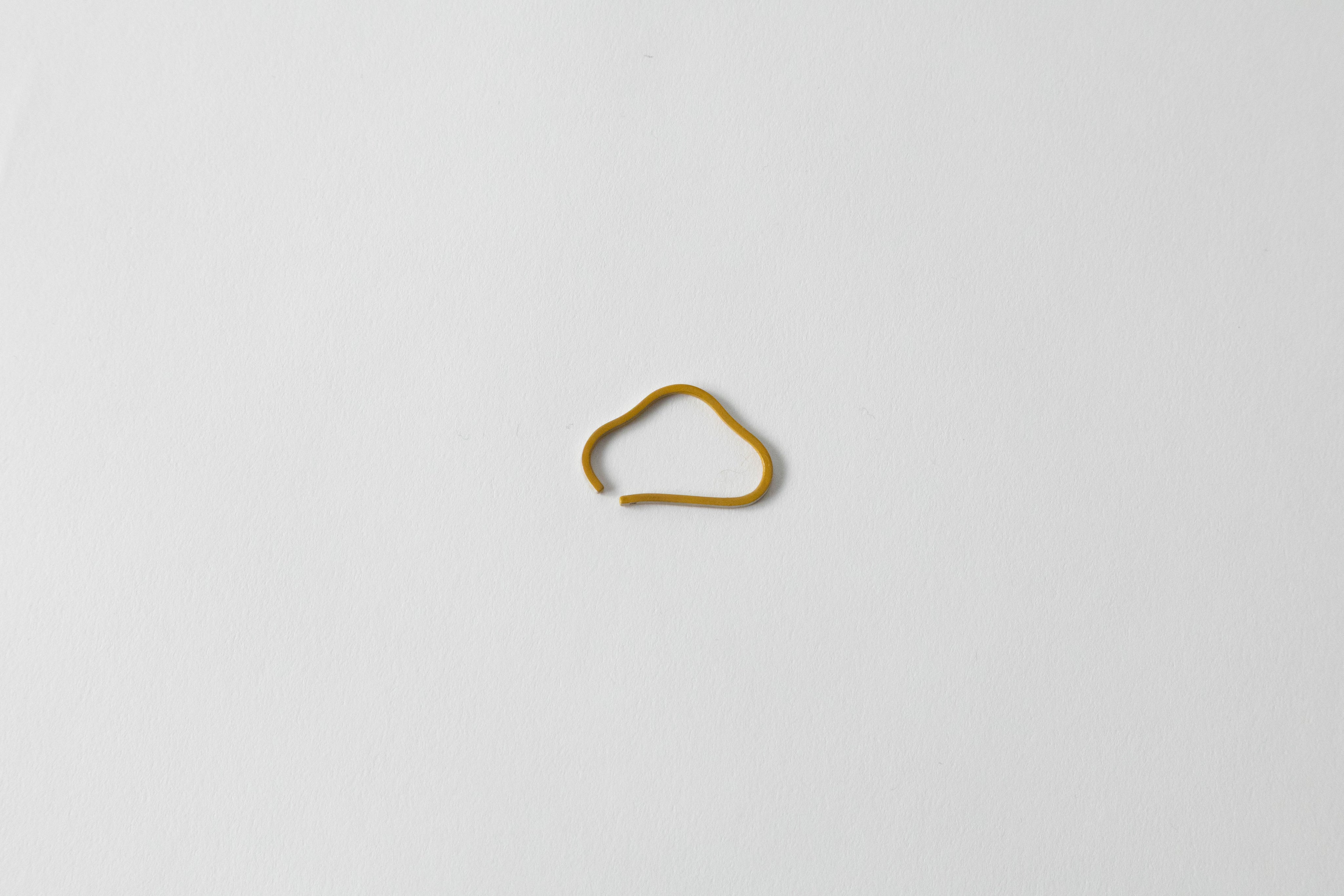 お山 イヤーカフ 黄単色