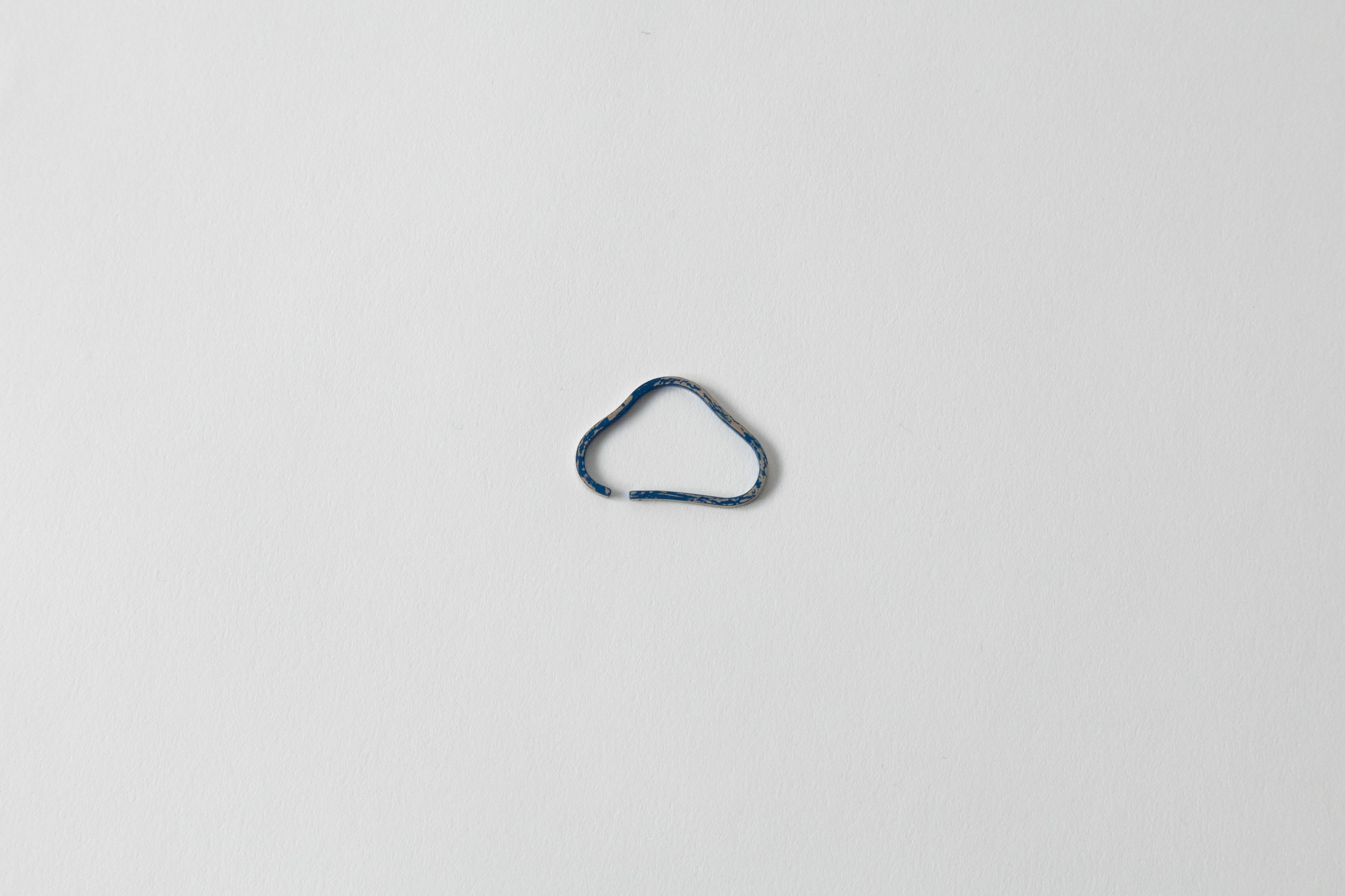 お山 イヤーカフ 薄藍研ぎ出し