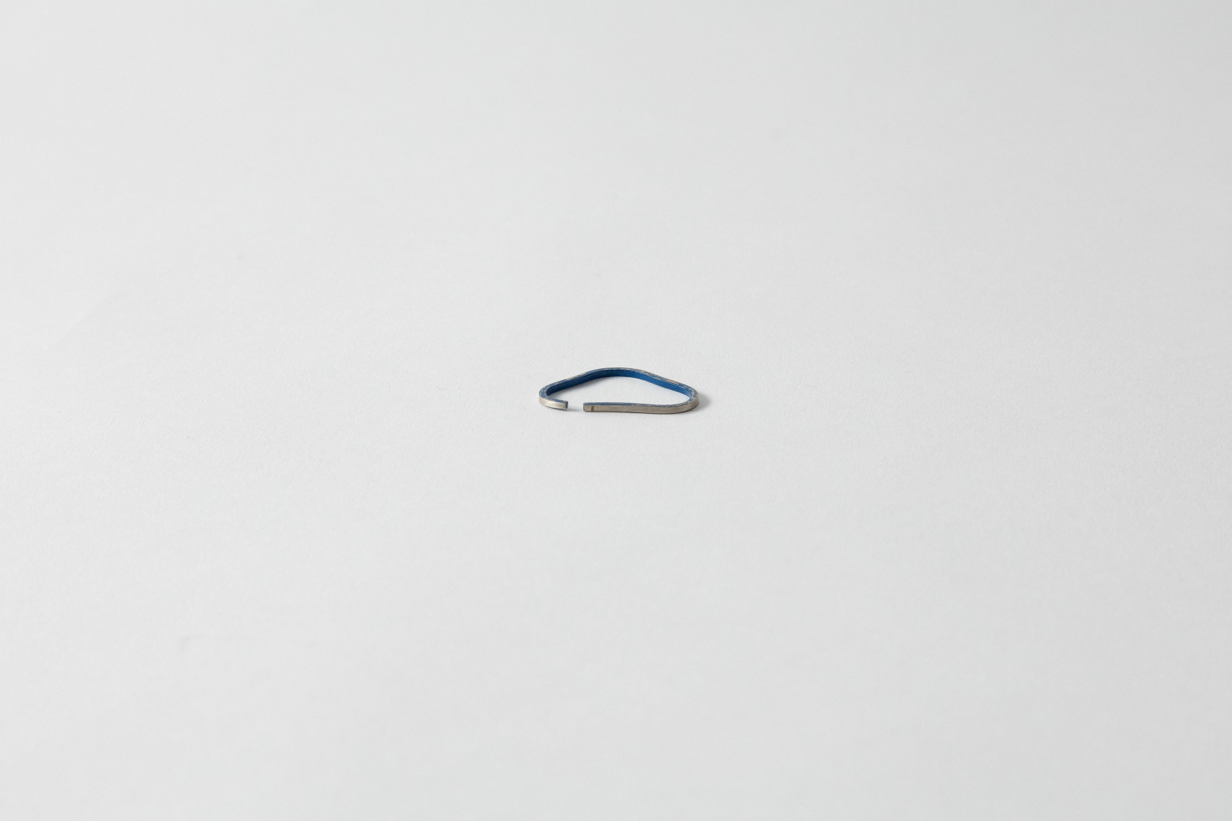 お山 イヤーカフ 薄藍研ぎ出し