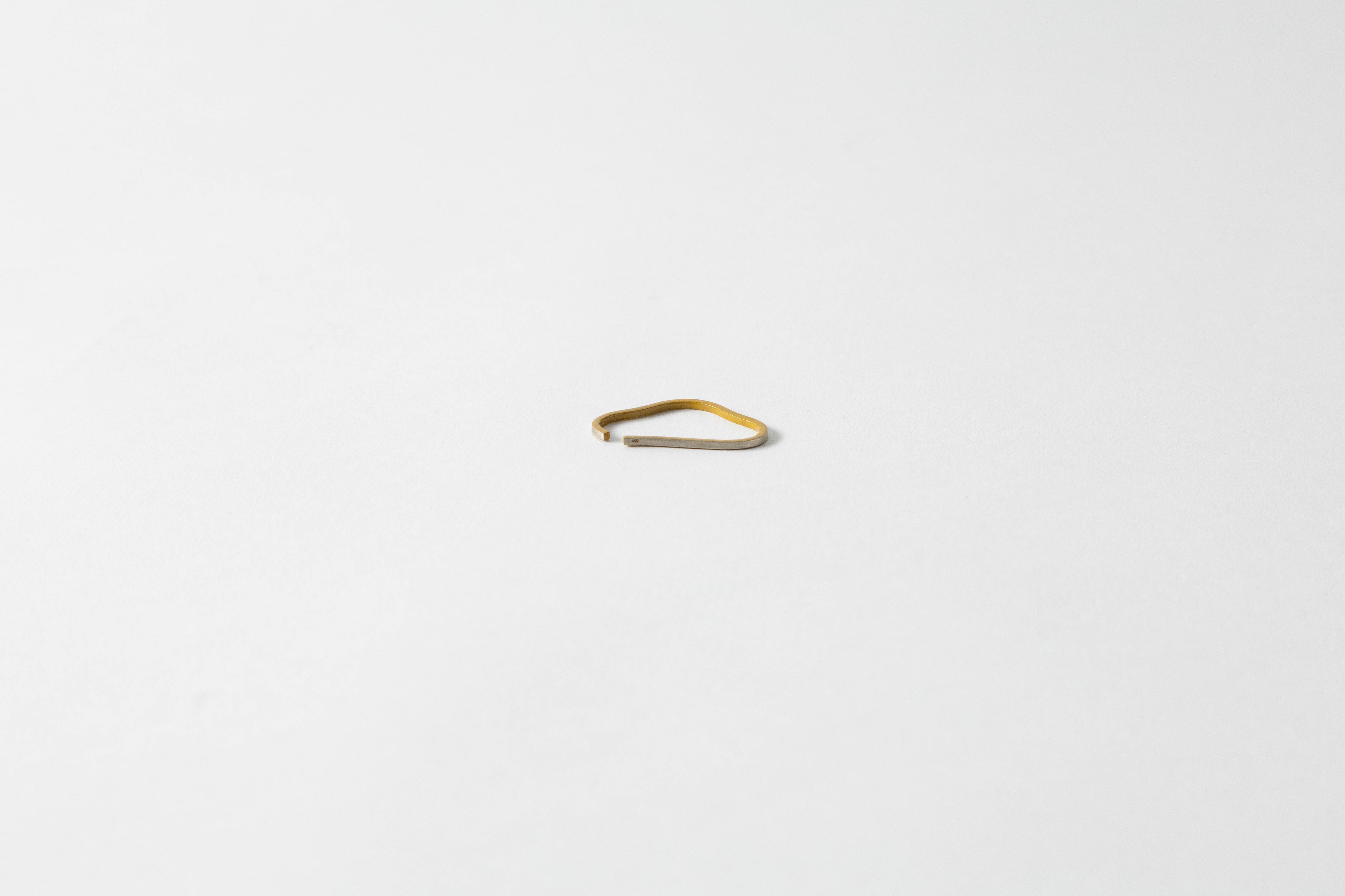 お山 イヤーカフ 黄単色