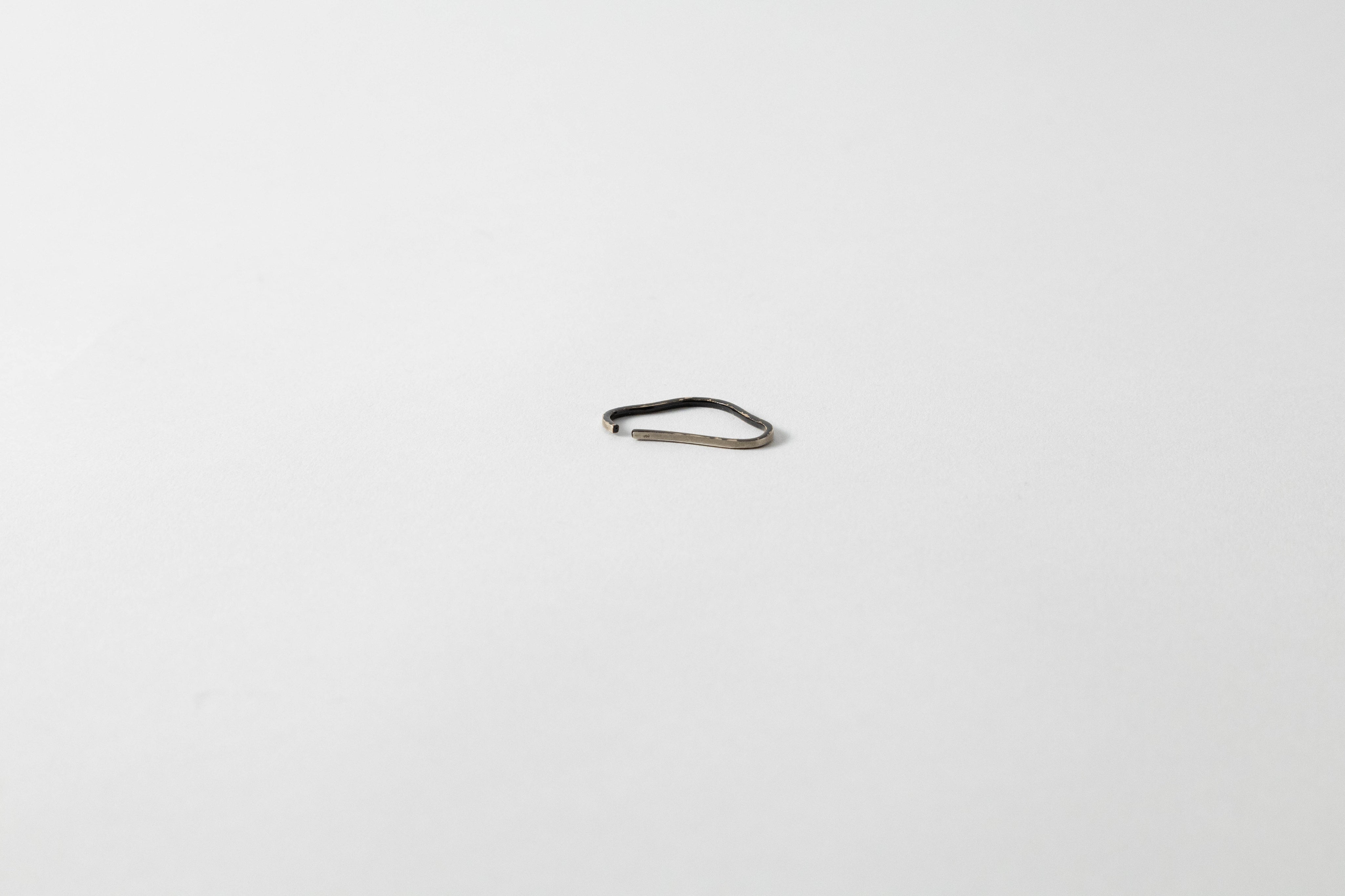 お山 イヤーカフ 黒研ぎ出し