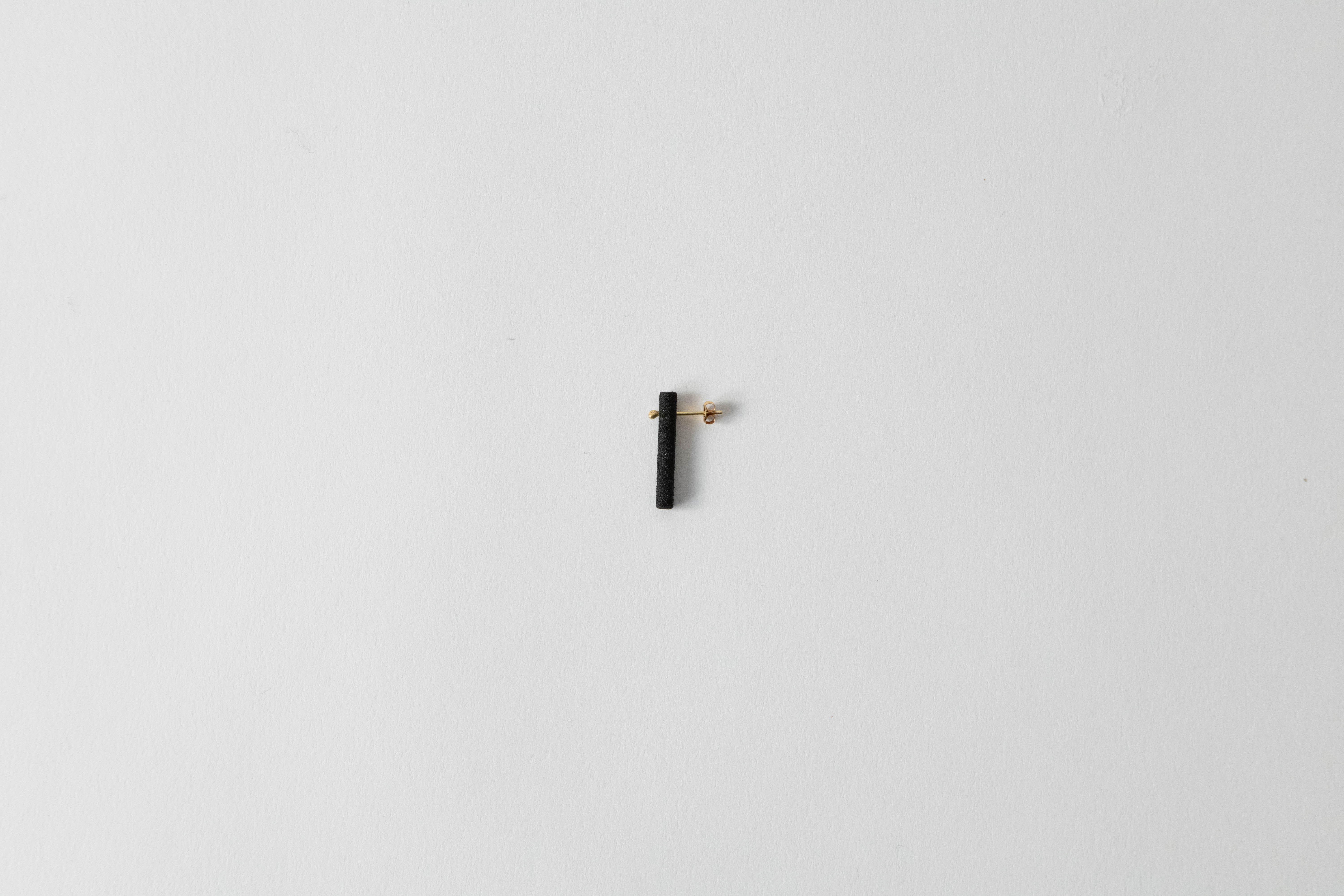 pin it 片耳ピアスK18 黒 – ものがら